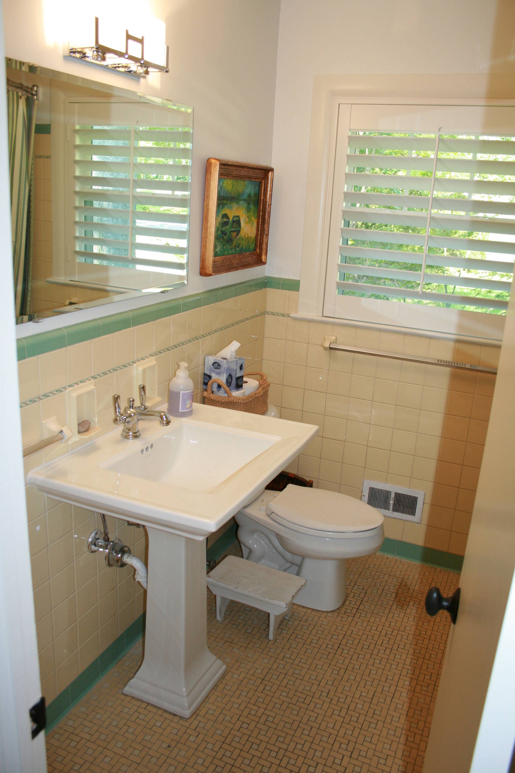 How to Decorate Outdated Bathroom: Easy Tips for Stunning Makeovers