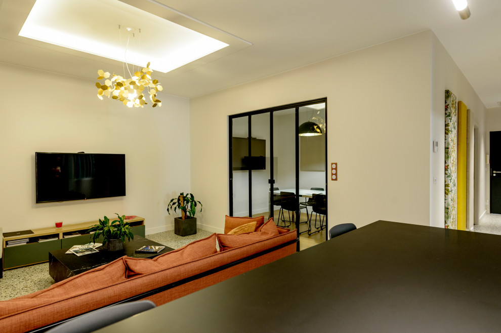 This is an example of a large contemporary home design in Toulouse.