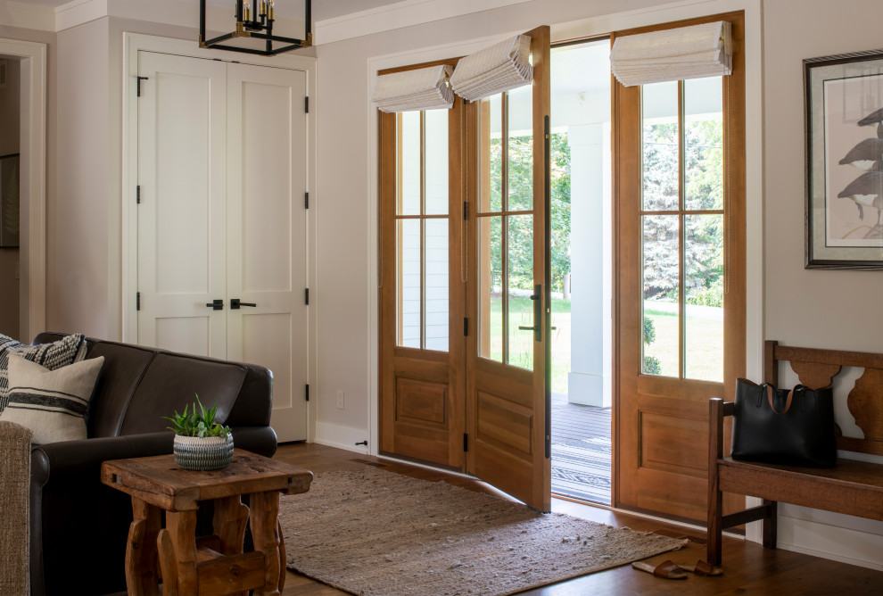 Große Country Haustür mit beiger Wandfarbe, braunem Holzboden, Einzeltür, Haustür aus Glas und braunem Boden in Minneapolis
