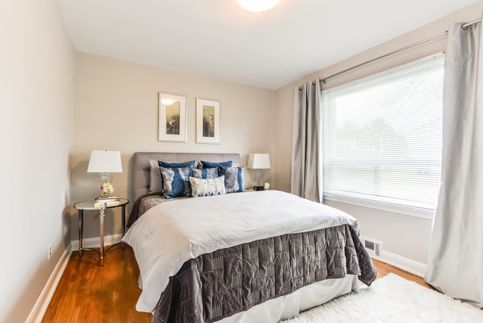 Bedroom - transitional bedroom idea in Toronto
