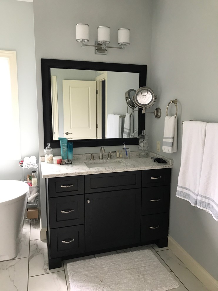 Example of a transitional bathroom design in Chicago