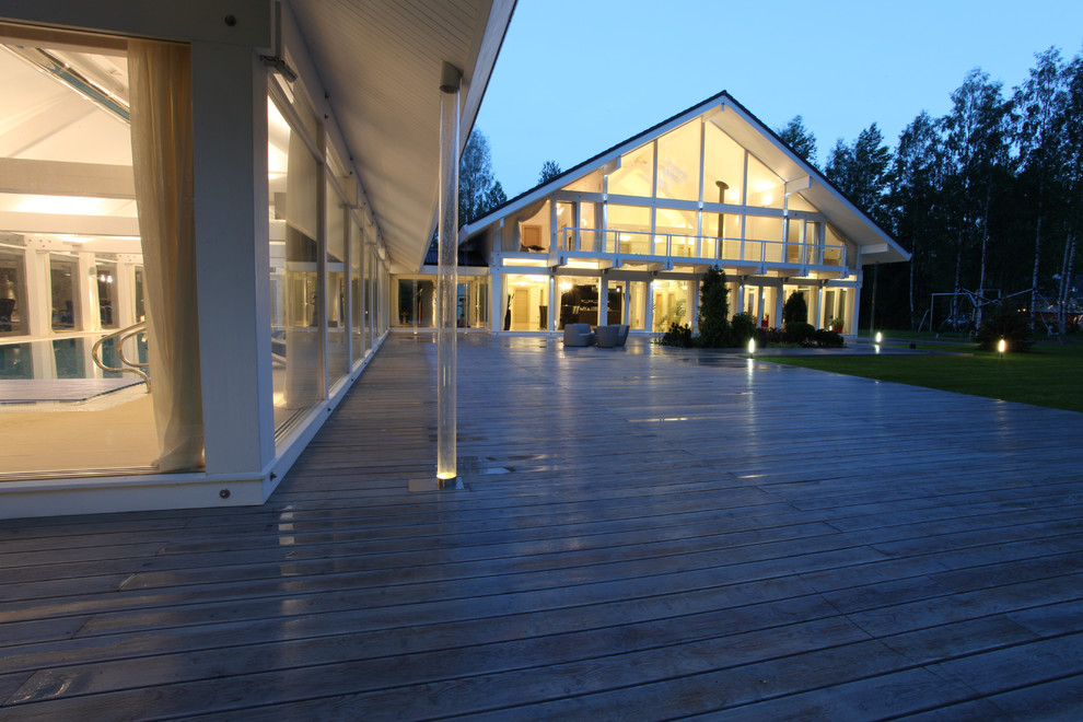 Вид на коттедж фахверк летним вечером