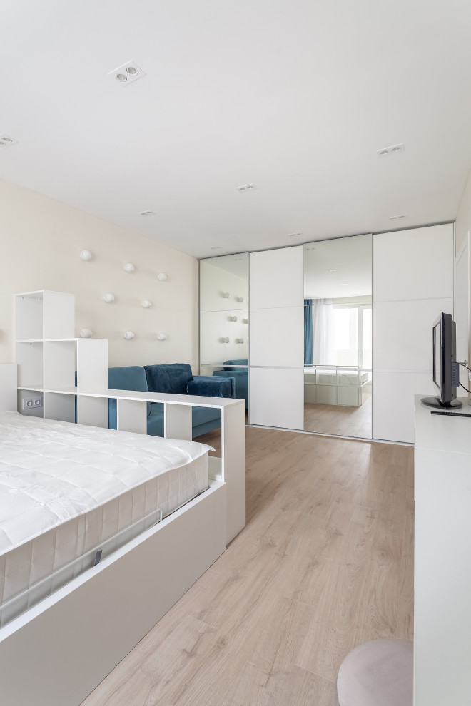 Стеллаж служит для зонирования пространства