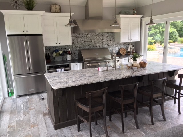 Kitchen - transitional kitchen idea in New York