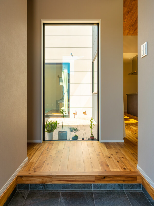 Mittelgroßer Asiatischer Eingang mit beiger Wandfarbe, braunem Holzboden, beigem Boden, Holzdielendecke und Tapetenwänden in Sonstige