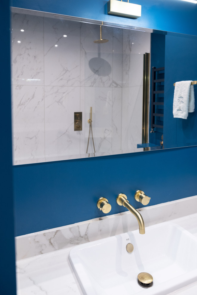 Источник вдохновения для домашнего уюта: главная ванная комната среднего размера в стиле модернизм с синими фасадами, полновстраиваемой ванной, инсталляцией, белой плиткой, мраморной плиткой, синими стенами, полом из цементной плитки, раковиной с несколькими смесителями, разноцветным полом, тумбой под одну раковину и встроенной тумбой