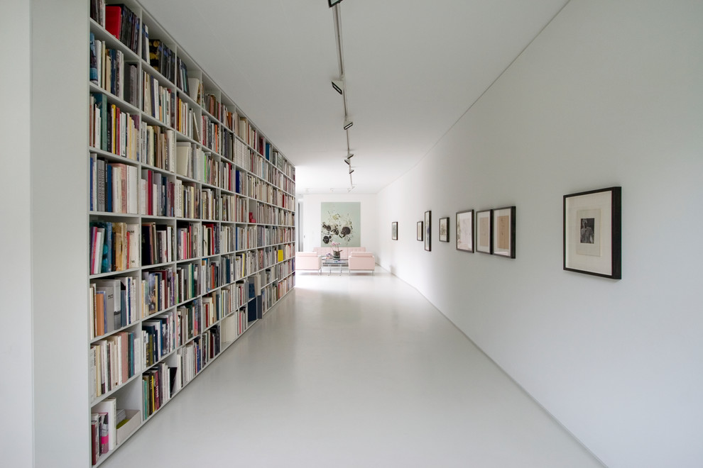 Photo of a modern hallway in Berlin with white walls and white floor.
