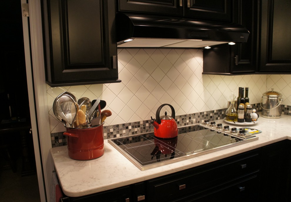 Foto på ett mellanstort eklektiskt kök, med en undermonterad diskho, luckor med upphöjd panel, svarta skåp, bänkskiva i kvarts, flerfärgad stänkskydd, stänkskydd i mosaik, svarta vitvaror, klinkergolv i keramik och en halv köksö