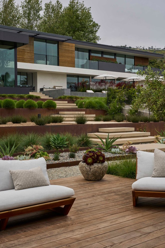 Deck - contemporary deck idea in Los Angeles
