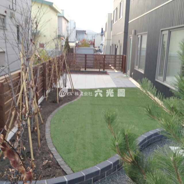 和モダンな玄関周りと人工芝のドッグラン Neoklassika Fasad Doma Sapporo Ot Eksperta 株式会社 六光園 Garden Life ｶﾞｰﾃﾞﾝﾗｲﾌ