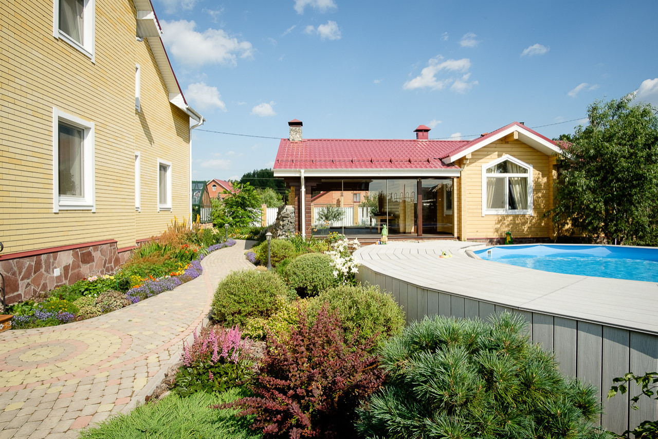 Сад с зеленой крышей