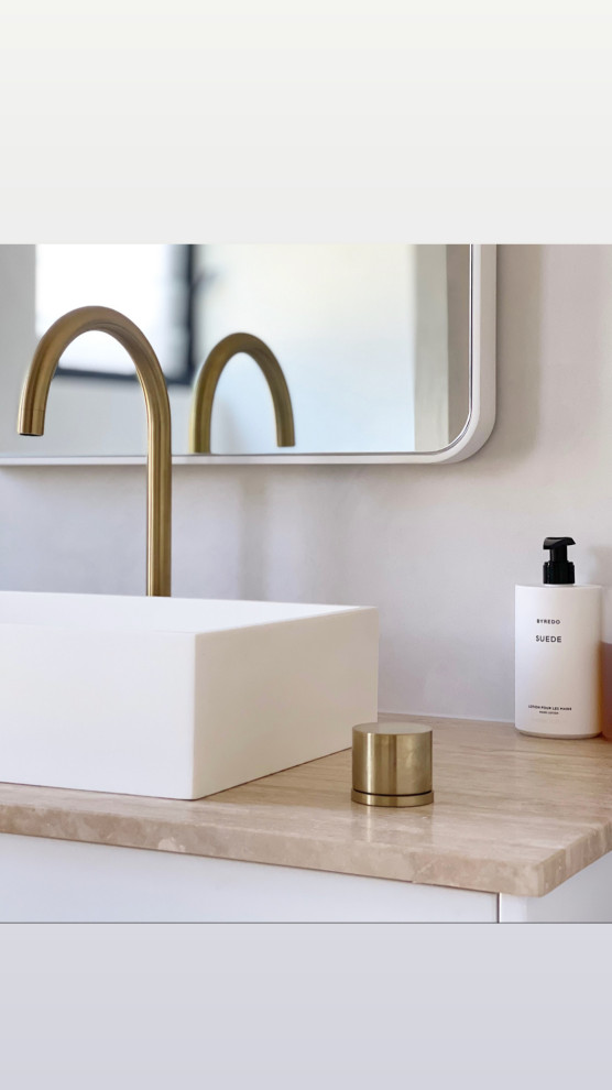 Inspiration for a contemporary bathroom in Sunshine Coast.