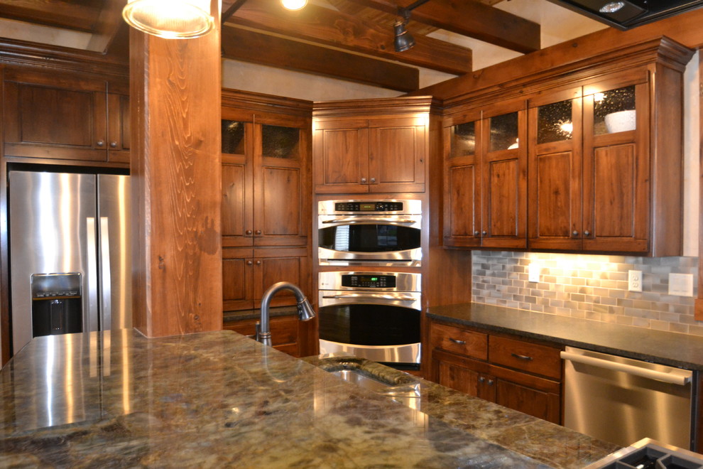 Kitchen - mid-sized rustic kitchen idea