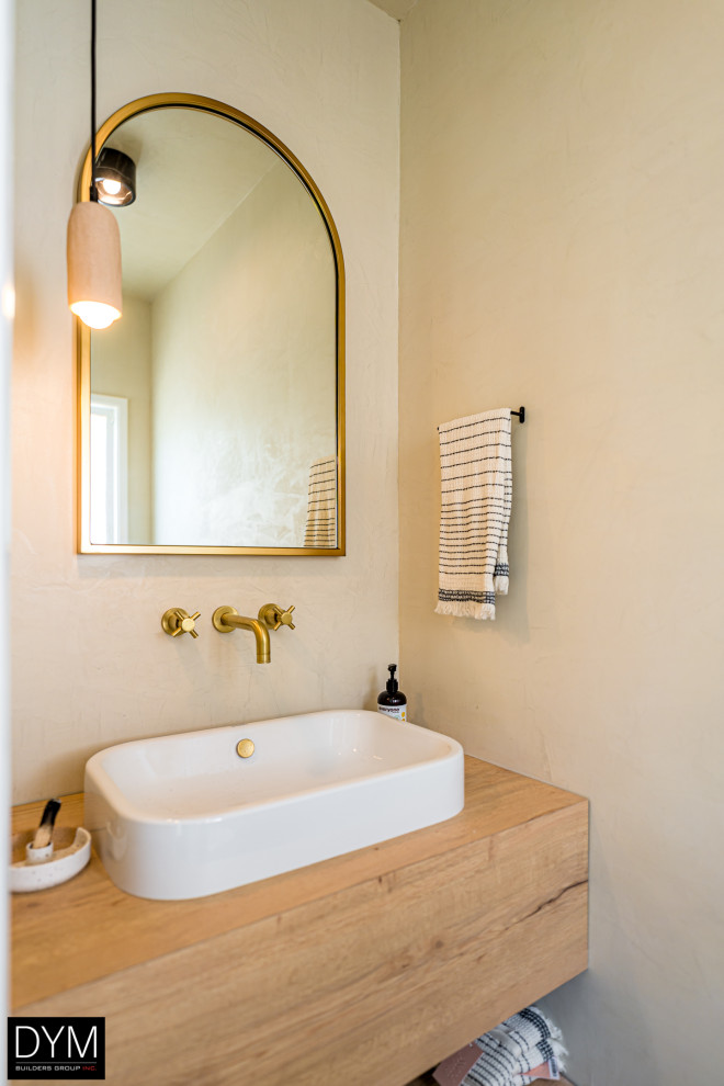 Inspiration för ett rustikt brun brunt badrum med dusch, med släta luckor, skåp i mellenmörkt trä, beige kakel, beige väggar, klinkergolv i keramik, träbänkskiva, lila golv och ett fristående handfat