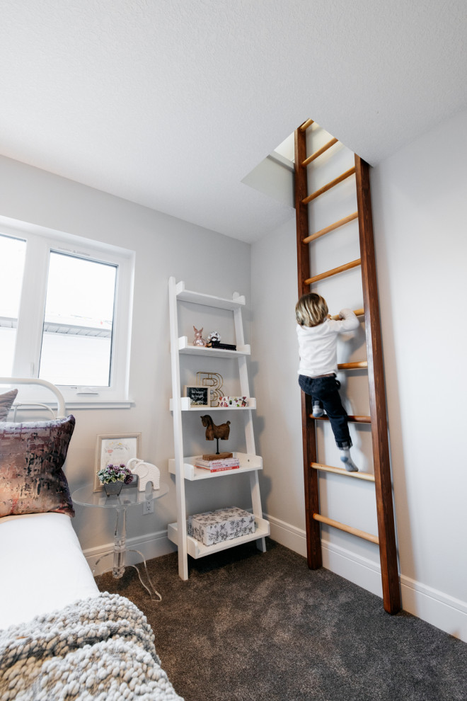 Idee per una cameretta per bambini da 4 a 10 anni country di medie dimensioni con pareti bianche, moquette e pavimento grigio