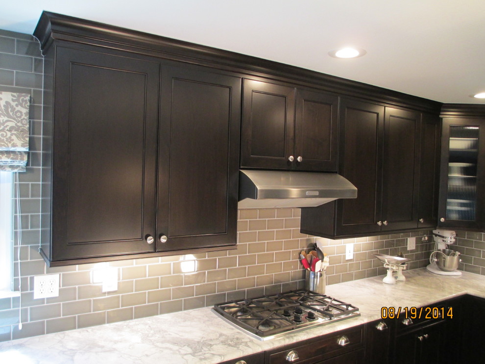 Example of a mid-sized transitional u-shaped dark wood floor kitchen design in Denver with an undermount sink, shaker cabinets, dark wood cabinets, marble countertops, gray backsplash, subway tile backsplash, stainless steel appliances and an island