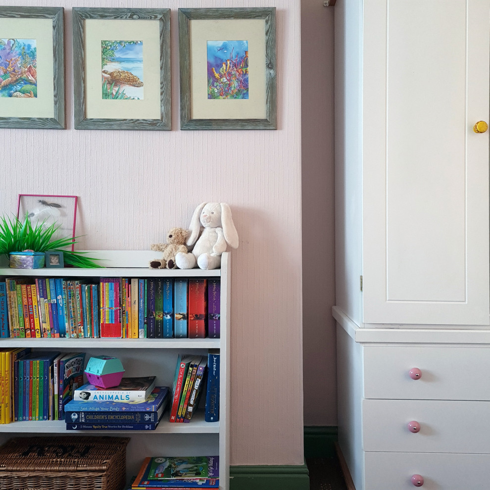 Inspiration för mellanstora exotiska flickrum kombinerat med sovrum och för 4-10-åringar, med rosa väggar