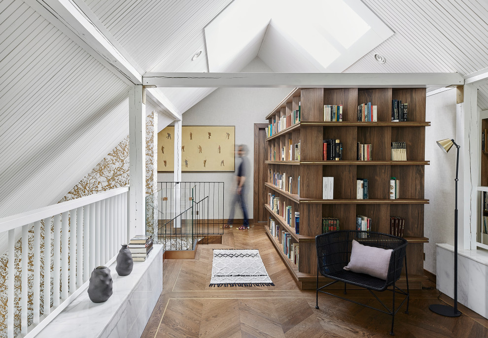 Idées déco pour un couloir contemporain de taille moyenne avec un mur blanc, un sol en bois brun, un plafond voûté et du lambris de bois.