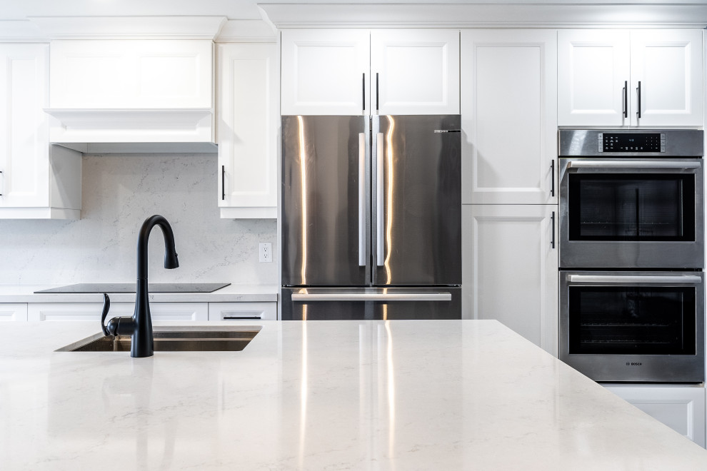 Kitchen - transitional kitchen idea in Toronto