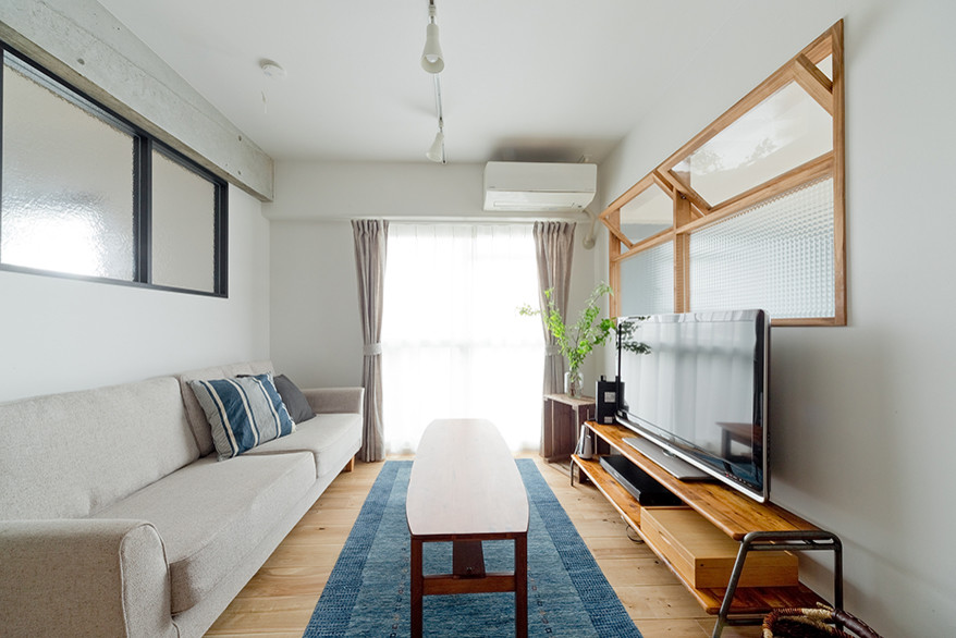 Design ideas for a scandinavian open concept living room in Osaka with white walls, medium hardwood floors and beige floor.
