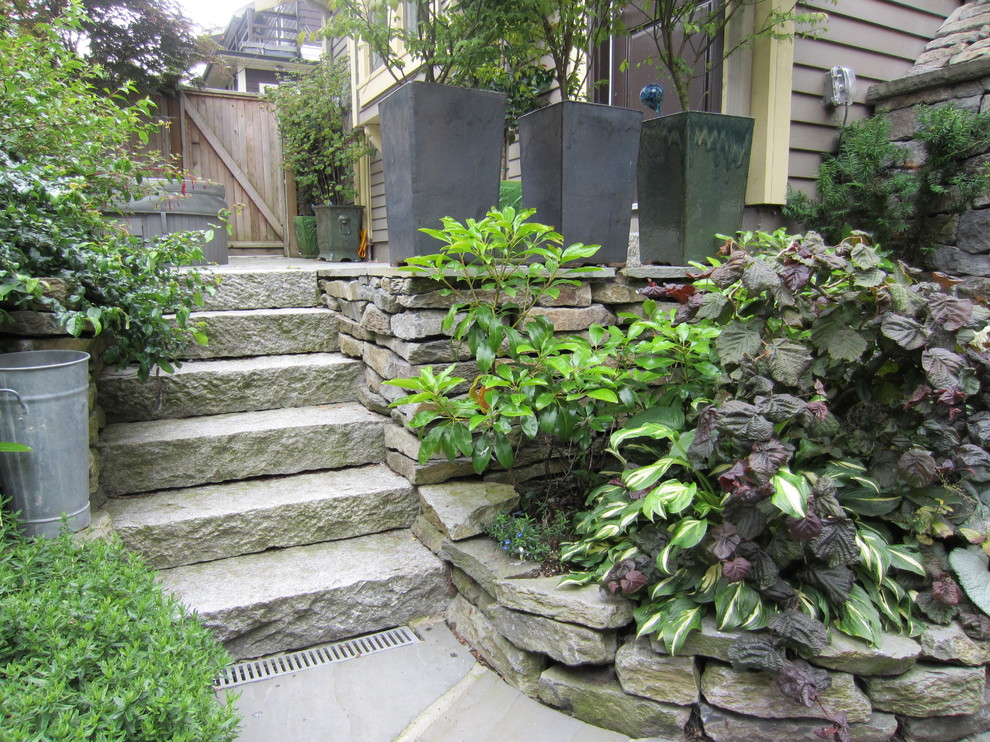 Design ideas for a traditional garden in Vancouver.