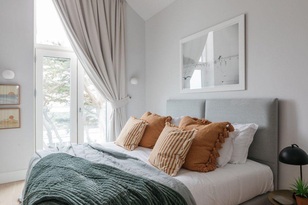 Breakwater Sleek and stylish coastal property Beach Style Bedroom