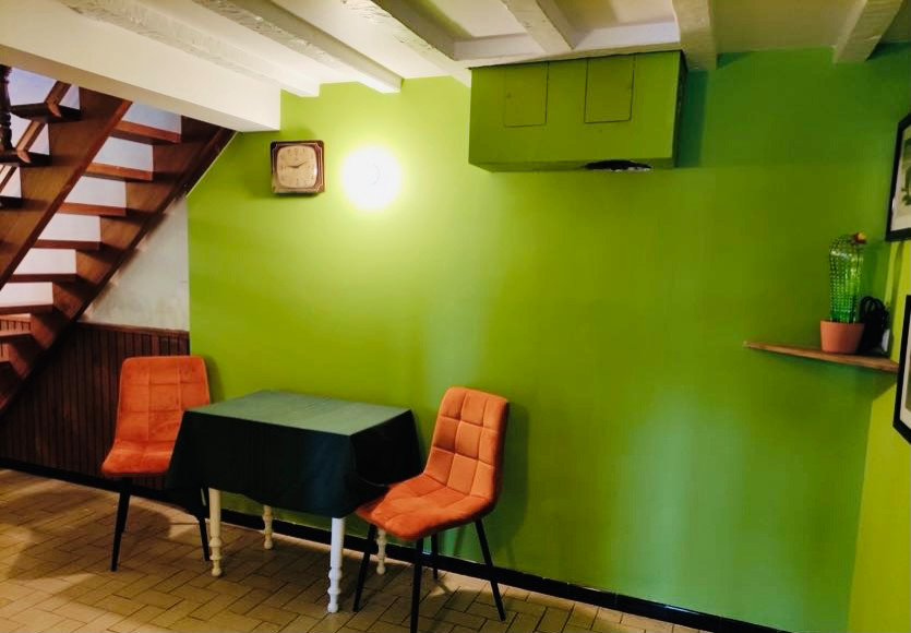 Immagine di un ufficio moderno di medie dimensioni con pareti verdi, pavimento con piastrelle in ceramica, nessun camino, scrivania autoportante, pavimento marrone e travi a vista