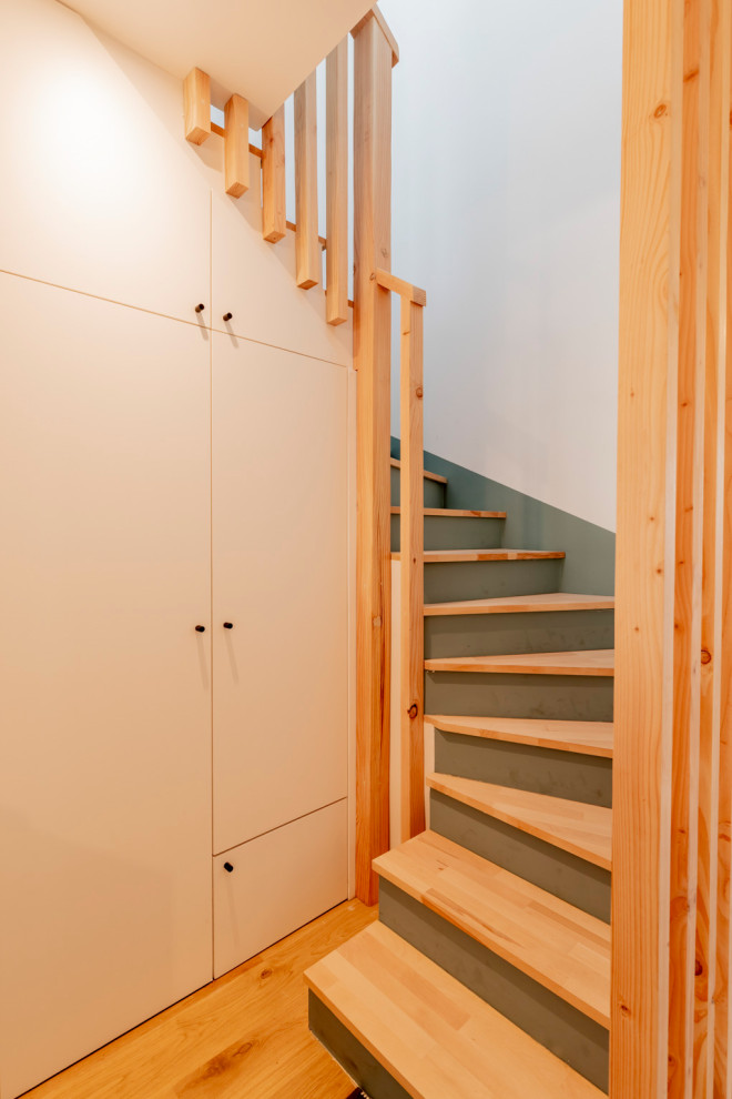 Cette image montre un escalier traditionnel avec des marches en bois et un garde-corps en bois.