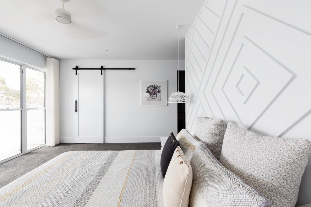 Mittelgroßes Maritimes Hauptschlafzimmer mit weißer Wandfarbe, Teppichboden, grauem Boden und vertäfelten Wänden in Sydney
