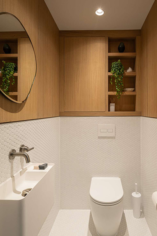 Kleine Moderne Gästetoilette mit schwebendem Waschtisch in Hertfordshire