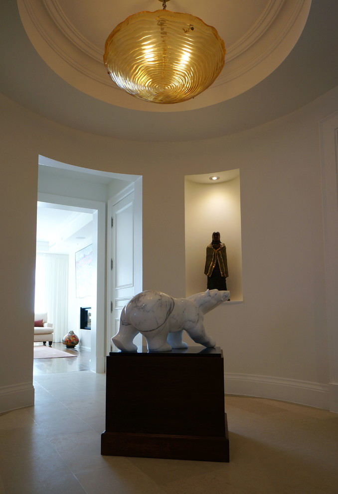 Transitional entryway photo in Toronto