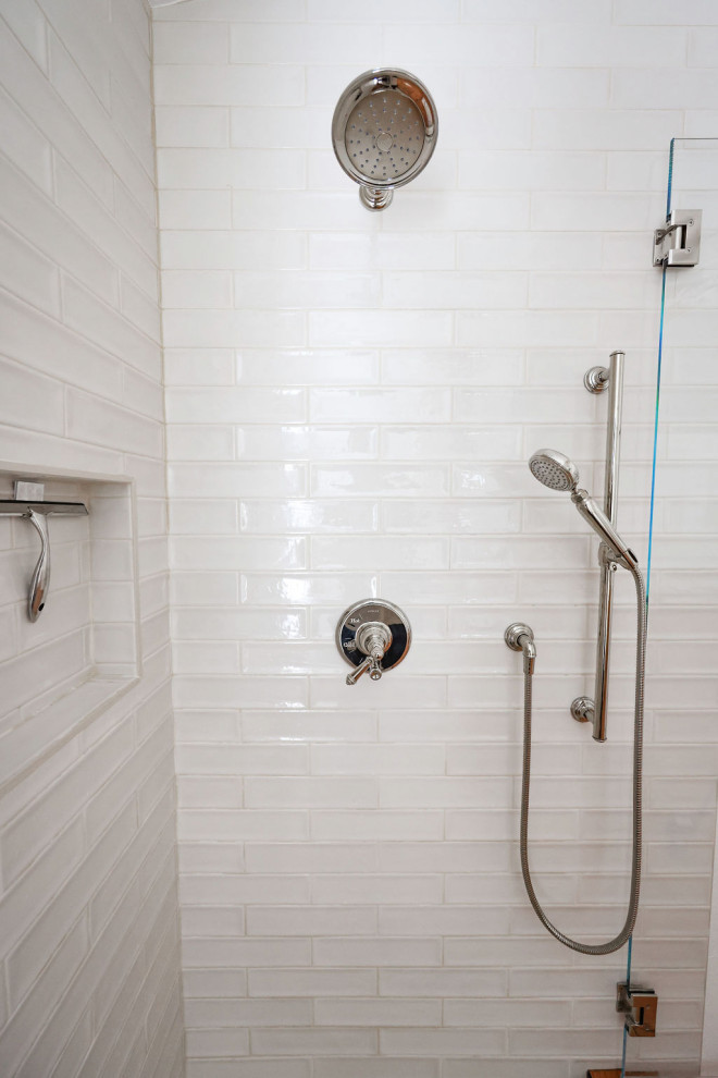 Exempel på ett stort modernt vit vitt en-suite badrum, med bruna skåp, ett fristående badkar, en hörndusch, en toalettstol med hel cisternkåpa, vit kakel, tunnelbanekakel, vita väggar, klinkergolv i porslin, ett undermonterad handfat, bänkskiva i kvarts, brunt golv och dusch med gångjärnsdörr