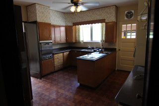 Kitchen of the Week: Hand-Painted Range Hood and Classic Finishes (13 photos)