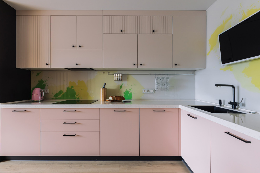 На фото: кухня в современном стиле с розовыми фасадами и разноцветным фартуком с