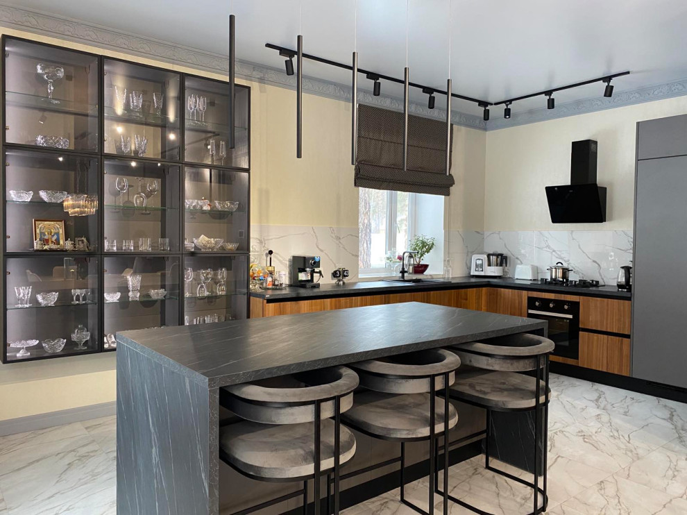 Кухня с фасадами TSS CLEAF и натуральным шпоном ореха