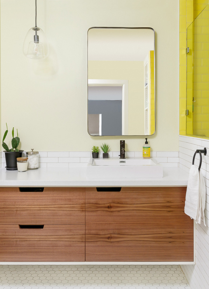 Idées déco pour une salle de bain rétro en bois brun avec un placard à porte plane, WC séparés, un carrelage blanc, des carreaux de céramique, un mur jaune, un sol en carrelage de céramique, une vasque, un plan de toilette en quartz modifié, un sol blanc, une cabine de douche à porte battante, un plan de toilette blanc, une niche, meuble simple vasque et meuble-lavabo suspendu.