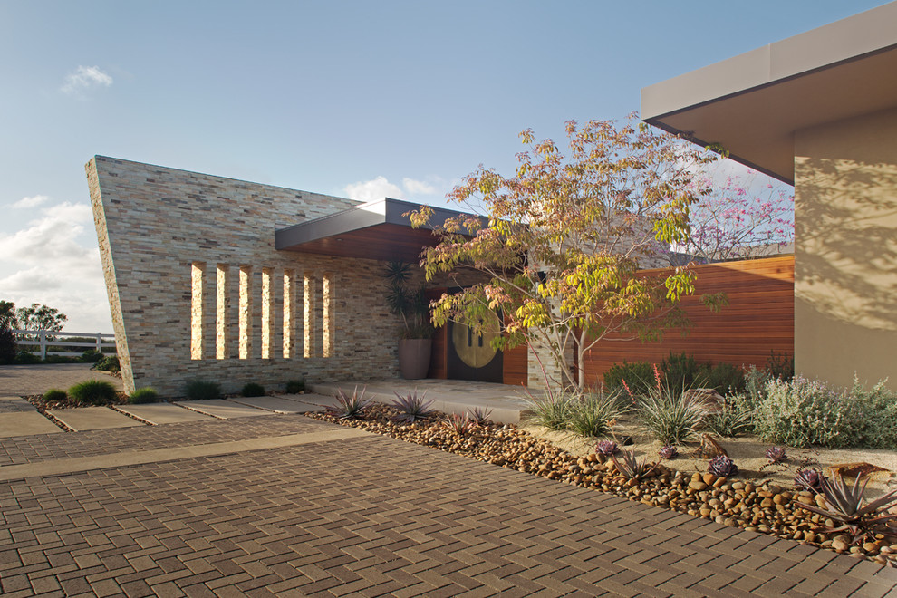 Design ideas for a contemporary entryway in San Diego.
