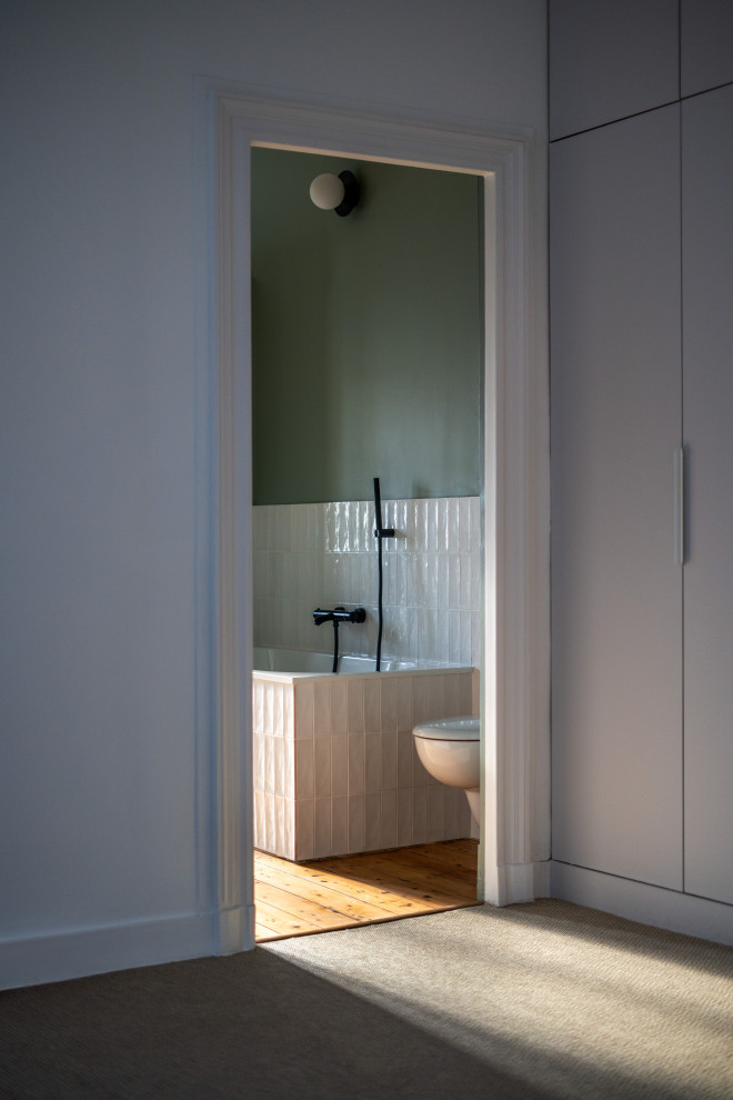 Inspiration for a transitional bathroom in Bordeaux.
