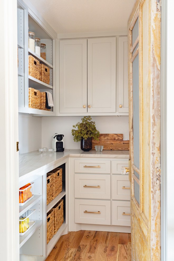 Foto på ett mellanstort eklektiskt grön kök och matrum, med luckor med infälld panel, beige skåp, bänkskiva i kvartsit, vitt stänkskydd, stänkskydd i keramik, rostfria vitvaror, ljust trägolv, en köksö och brunt golv