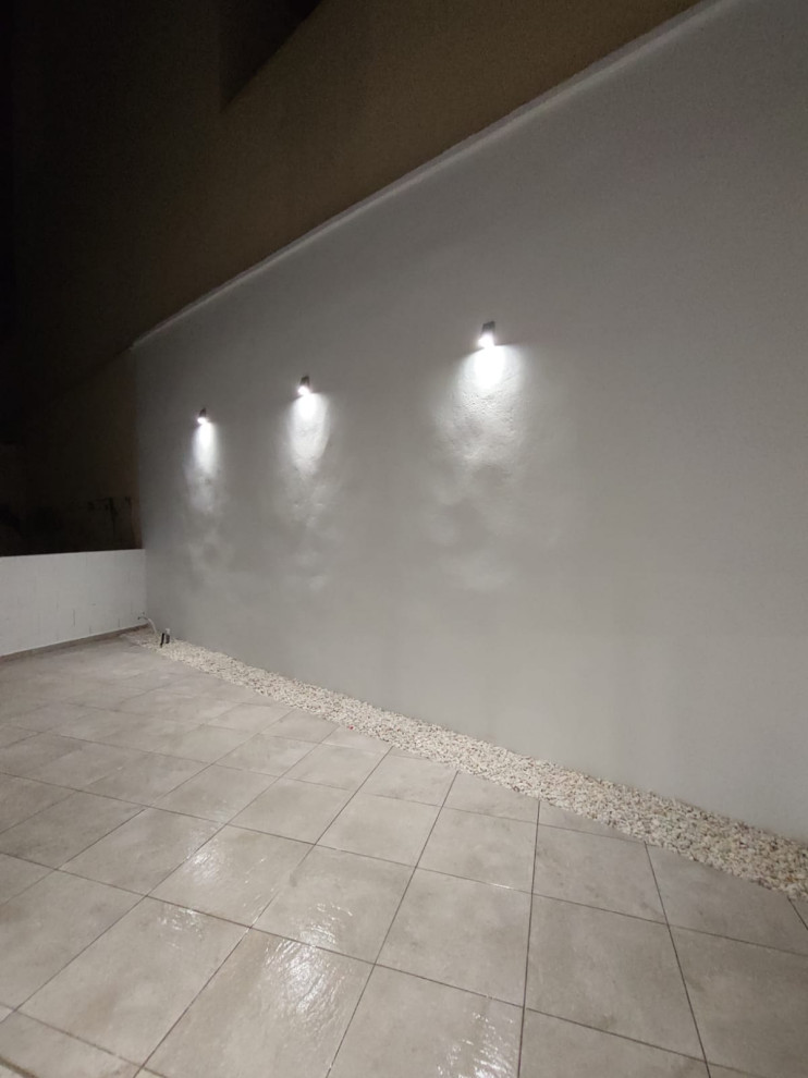 Diseño de terraza planta baja minimalista de tamaño medio en patio trasero