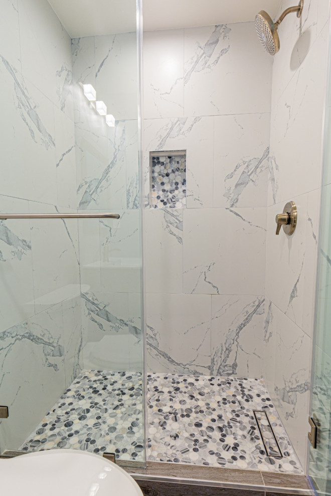 Ispirazione per una stanza da bagno moderna con piastrelle multicolore, piastrelle di marmo, pareti multicolore, pavimento in legno verniciato, lavabo sottopiano, top in marmo, pavimento grigio, porta doccia scorrevole e un lavabo