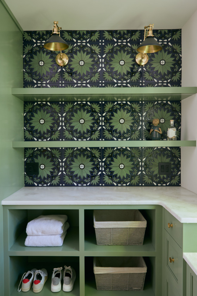 Modern inredning av en mellanstor parallell tvättstuga, med grönt stänkskydd, stänkskydd i keramik och gröna väggar