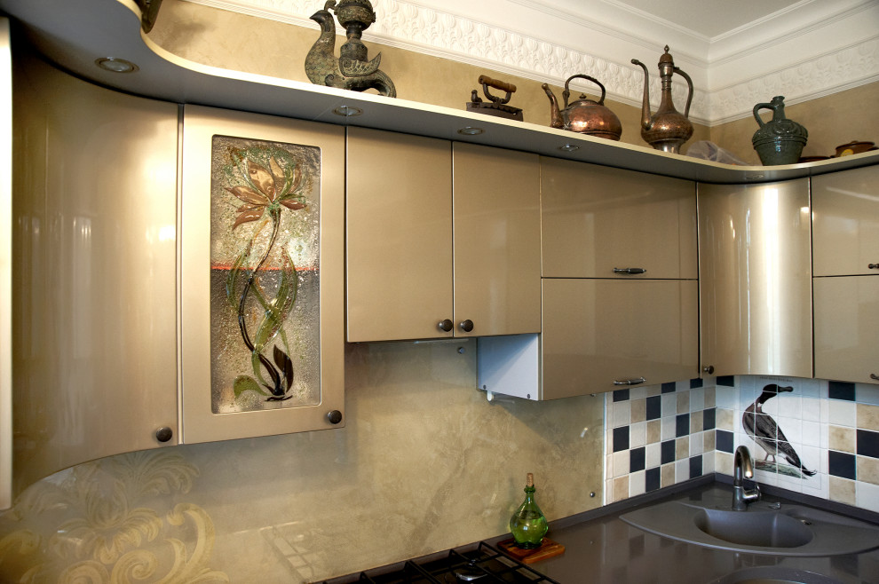 Кухня с витражом