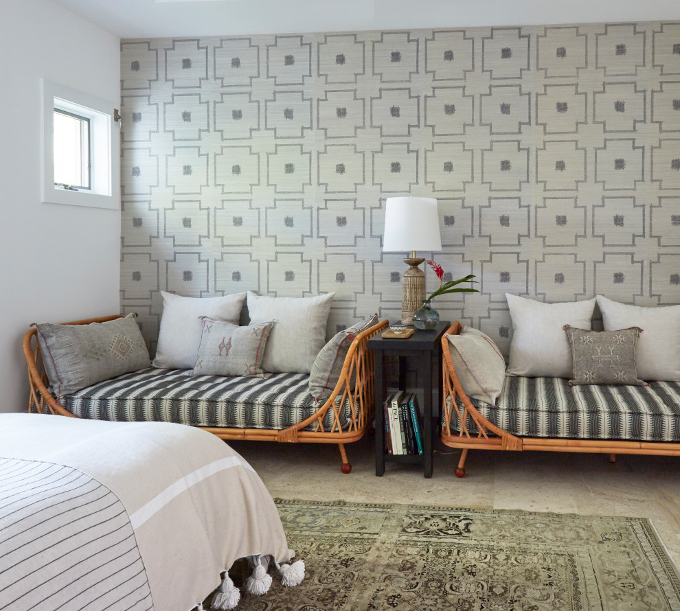 Ispirazione per una camera degli ospiti tropicale con pareti bianche e pavimento beige