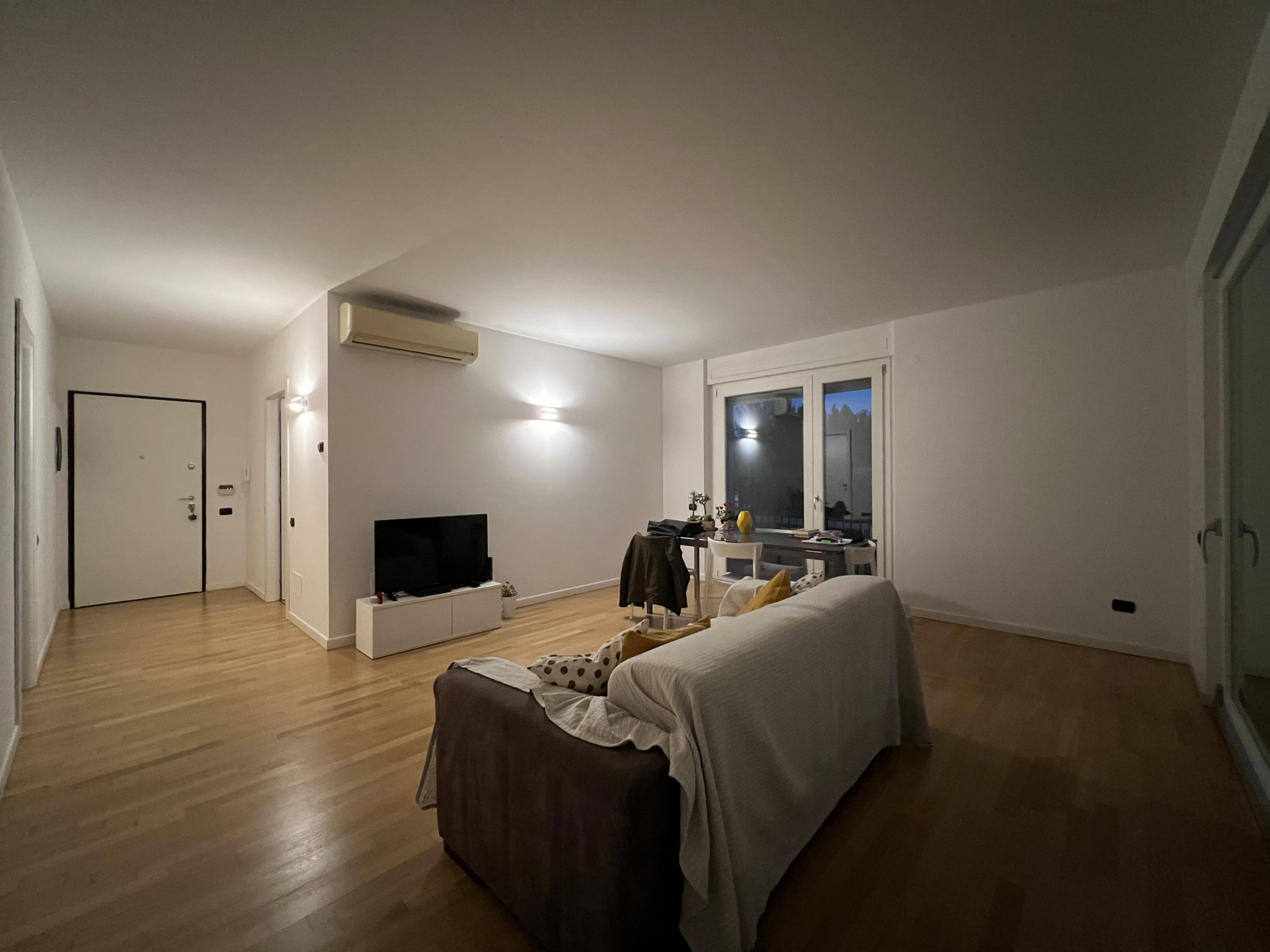 Ristrutturazione e Interior Design della Zona Giorno a Peschiera Borromeo