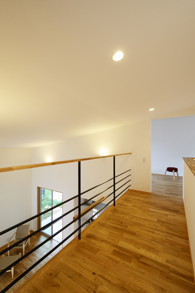 Foto di un soggiorno moderno con pareti bianche, pavimento in vinile, pavimento beige, soffitto in carta da parati e carta da parati