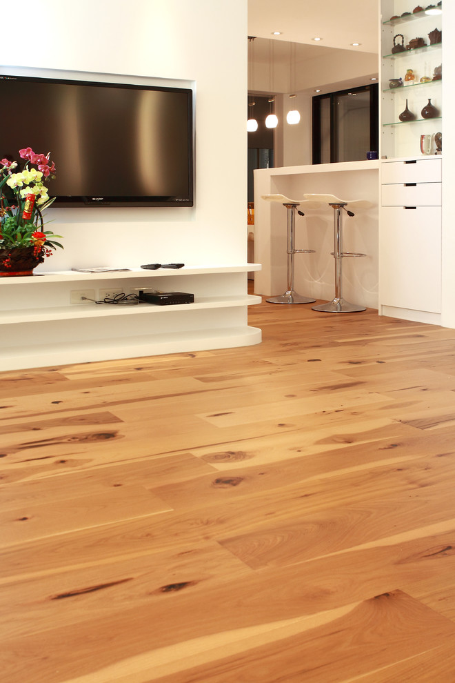 Inspiration for a living room in Los Angeles with medium hardwood floors.