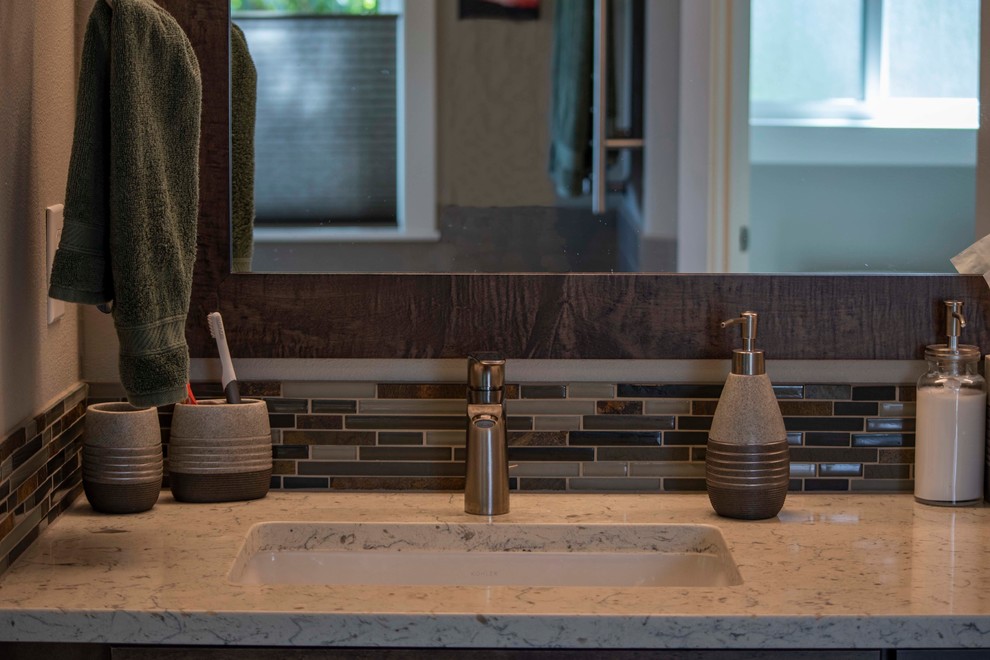 Example of a mid-sized transitional bathroom design