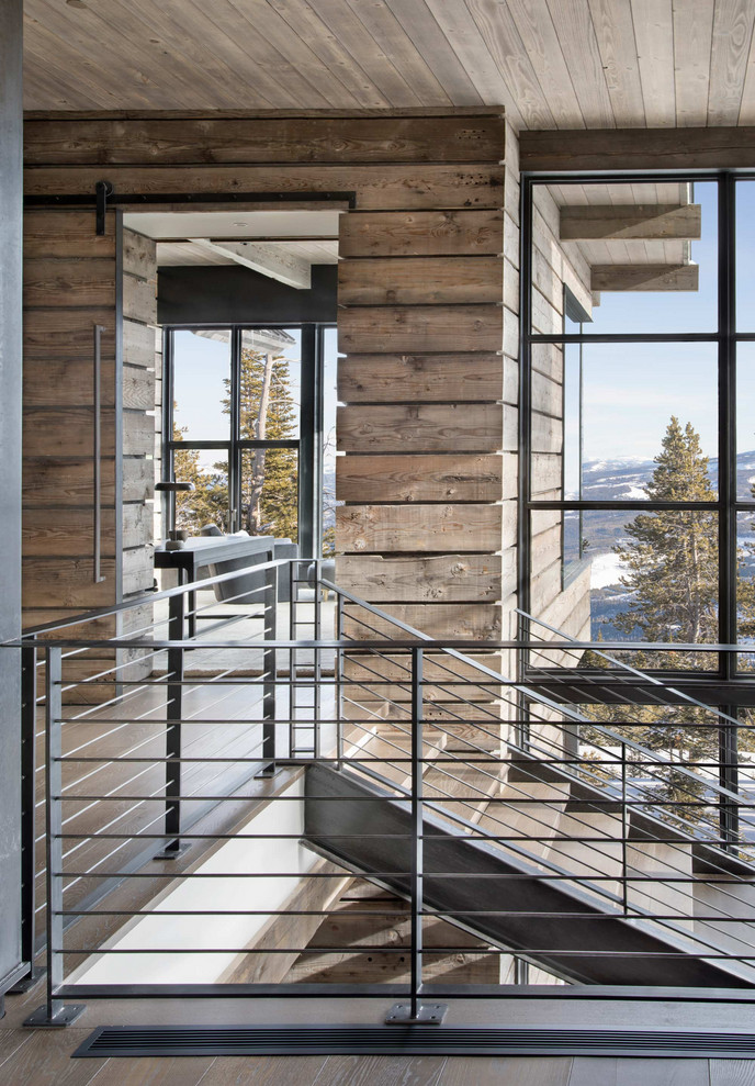 Imagen de escalera rural con escalones de madera, contrahuellas de madera y barandilla de metal