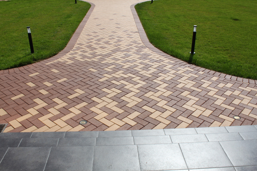 Укладка клинкерной брусчатки